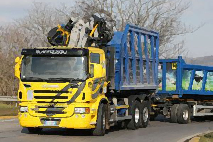 Un camion adibito al trasporto di rifiuti