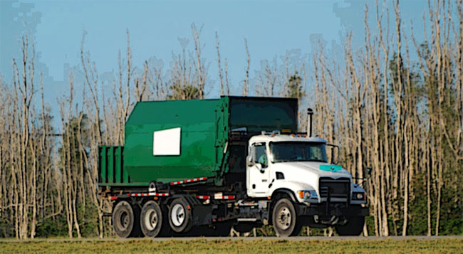 Un camion adibito al trasporto di rifiuti