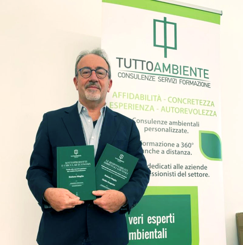 Stefano Maglia in posa con le due novità editoriali TuttoAmbiente dell'autunno 2022
